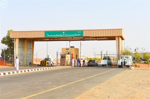 الحكومة تقر فتح منفذ الوديعة أمام العالقين وتستبدل فحص 