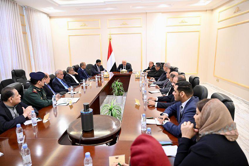 الأحزاب والمكونات السياسية تعلن تأييدها لقرارات رئيس مجلس القيادة الرئاسي وتثمّن موقف السعودية